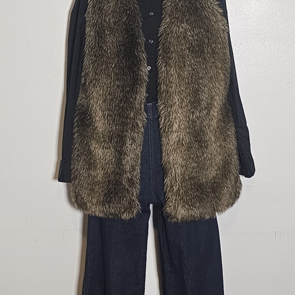Faux Fur Vest - Picture 1 of 4